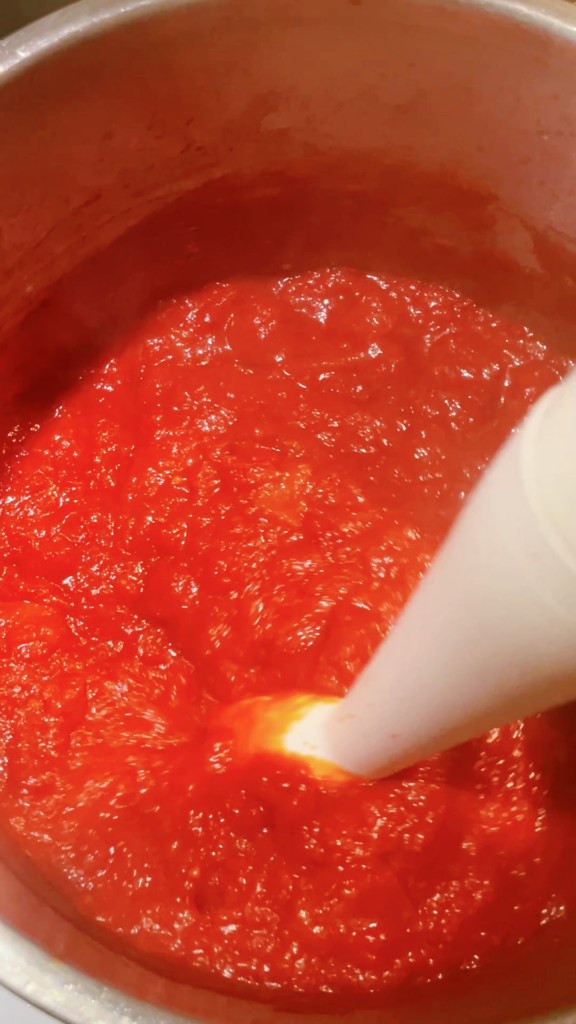 イタリア人の夫直伝の万能トマトソースレシピをご紹介。ピザやパスタはもちろん、ミートボールやローストチキンなど幅広い料理に活躍します。冷凍保存もできるので、忙しい日の作り置きソースとしてもおすすめです。