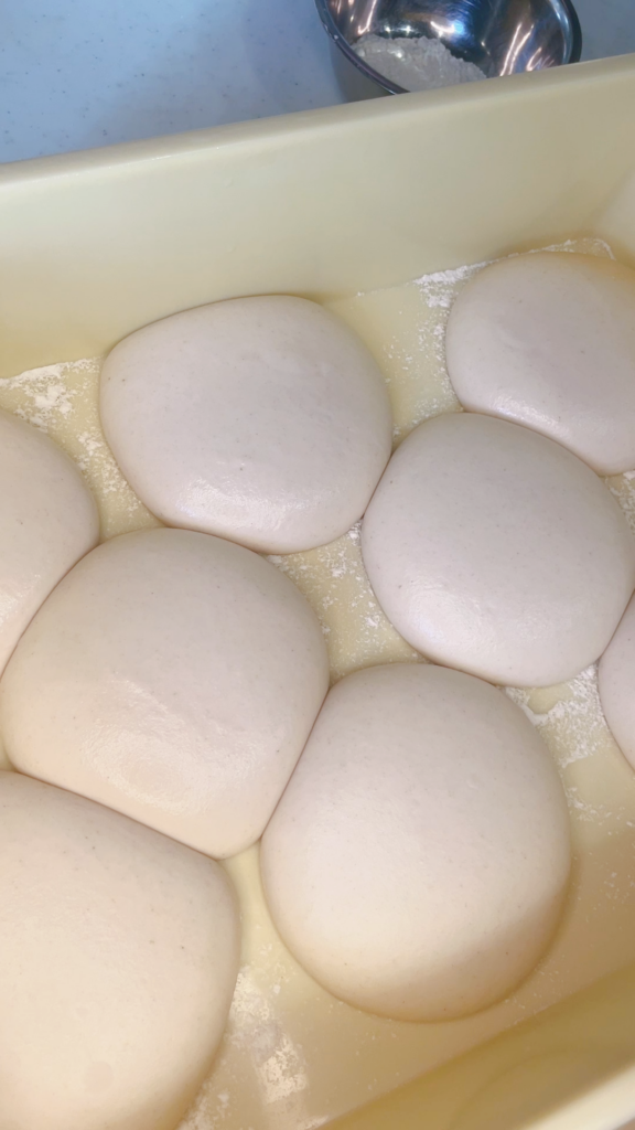 外は香ばしく、中はもっちり。本場ナポリピッツァのような食感を、おうちでも楽しめるレシピです。生地の配合や発酵、焼き方まで何度も試作を重ね、家庭用オーブンでもおいしく焼けるよう仕上げました。焼きたてならではの風味をぜひご家庭でお楽しみください。